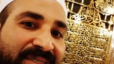 أحمد سعد يدعو أمام قبر الرسول بعد تأدية مناسك العمرة (فيديو)