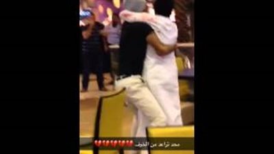 بالفيديو.. مشاجرة عنيفة بين متسوق ورجل أمن بمركز تجاري