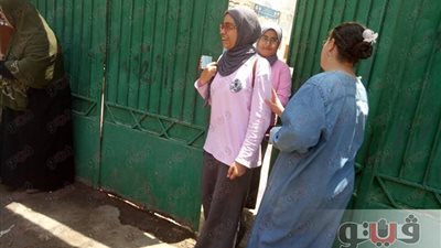 بالصور.. انتهاء اليوم الخامس من ماراثون امتحانات الثانوية.. طلاب يتناولون العصائر والمياه.. منع المتأخرين من دخول اللجنة.. فشل «شاومينج» في التسريب.. وسهولة الرياضيات تعيد البسمة على وجوه ال