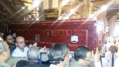 قيادات المؤسسات الدينية يؤدون صلاة الجنازة على جثمان طه أبو كريشة (صور)