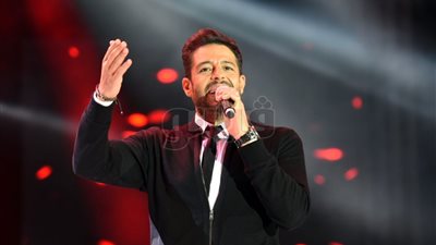 حماقي يشعل حفله الأول بالسعودية والجمهور يغني «أم الدنيا» (فيديو وصور)