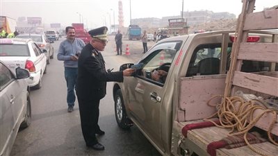 الداخلية توزع كتيبات توعية مرورية على قائدي السيارات
