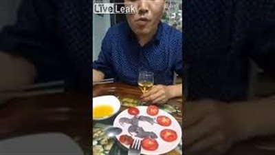 مشهد صادم لرجل يستمتع بتناول طبق من الفئران الحية (فيديو)