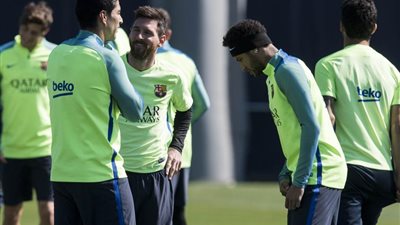 بالصور.. لاعبو برشلونة يختتمون تدريباتهم استعدادا لموقعة إشبيلية
