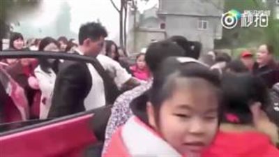 بالفيديو والصور.. موقف صادم لعريس يخرج عروسه بالقوة من سيارة الزفاف