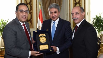 رئيس الوزراء يكرم وزير الطيران السابق في حضور الفريق يونس