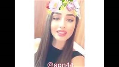 بالصور.. أول فتاة يمنية تعمل عارضة أزياء تخطف الأنظار