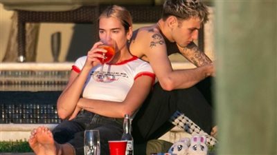 أنور حديد يداعب حبيبته دوا ليبا بالشال الفلسطيني | صور