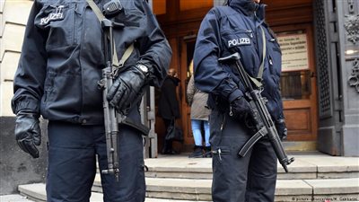 محاكمة 3 لاجئين في ألمانيا يشتبه في انتمائهم لـ«داعش»
