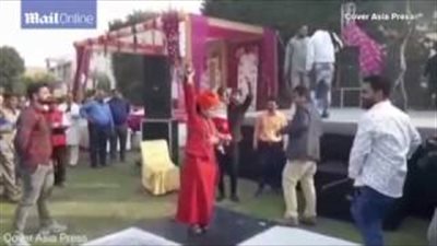 بالفيديو.. طلق ناري في حفل زفاف يتسبب في وفاة سيدة وإصابة 4 آخرين