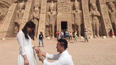 بالصور.. صيني يطلب الزواج من حبيبته في معبد بأسوان