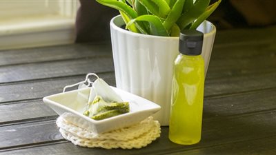 اصنعي بنفسك تونر طبيعيا لتفتيح وترطيب البشرة وإغلاق المسام الواسعة