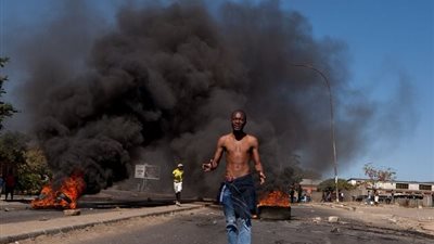 زيمبابوي تتهم فرنسا والولايات المتحدة بالتآمر ودعم الاحتجاجات