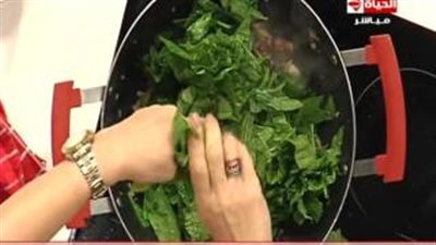 بالفيديو.. تعلمى طريقة عمل مكرونة الفريدو بالسجق والسبانخ