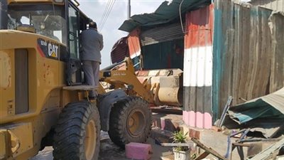 استمرار إزالة الأكشاك المخالفة في حي حلوان