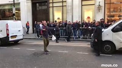 بالفيديو والصور.. شاب يسمح لـ 20 شخصا بإلقاء «آيفون إكس» أرضا