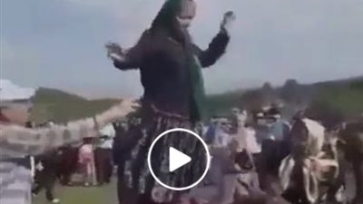 بالفيديو.. «وصلة رقص» لعجوز على ظهر حمار تشعل «فيس بوك»