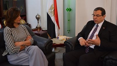 محمد سعفان ونبيلة مكرم يبحثان احتياجات العراق من العمالة المصرية