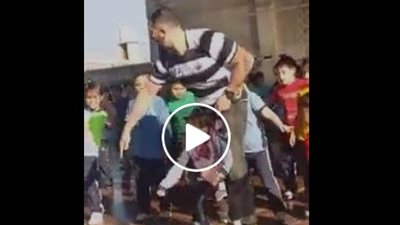 بالفيديو.. معلم يساعد فتاة معاقة على الرقص مع زملائها