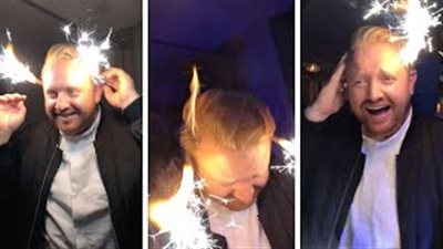 بالفيديو.. شاب متهور يحرق شعره أثناء اللعب بالألعاب النارية