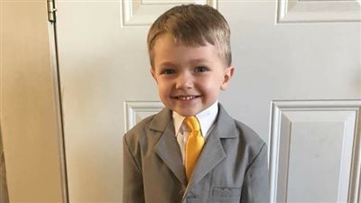 رد فعل طفل حصل على «بدلة» هدية من شقيقته (صور)