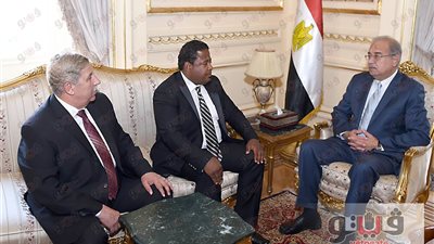 رئيس الوزراء يكرم موظفا رفض رشوة لتسهيل الاستيلاء على 6 آلاف فدان