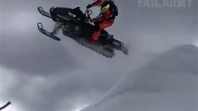 سائق ينجو بأعجوبة من حادث مروع (فيديو)