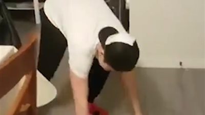 صبي يضع نفسه في موقف محرج (فيديو)