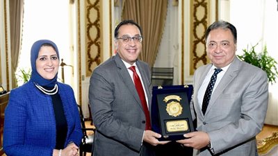 تقليد جديد لأول مرة في الحكومة.. إقامة مراسم تسليم وتسلم من الوزراء المستبعدين للجدد.. «مدبولي» يكرم وزيري الصحة والطيران السابقين.. ويؤكد: نبني على ما أرساه السابقون وكلنا يخدم الوطن