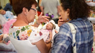 بالصور.. معرض ريبورن يثير ضجة بدمى حديثي الولادة