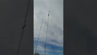 بالفيديو.. لحظة سقوط عامل من أعلى برج