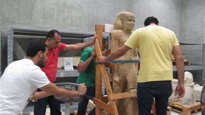 الانتهاء من ترميم تمثالين بالحجم الطبيعي في المتحف المصري الكبير (صور)