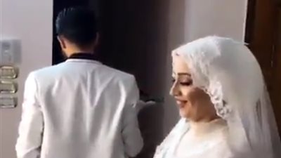 رد فعل صادم لعريس يرى عروسته بفستان الزفاف (فيديو)