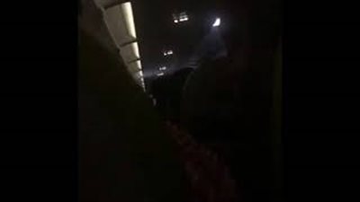 رد فعل مسافرين على متن طائرة لحظة تعرضها لمطبات هوائية (فيديو)