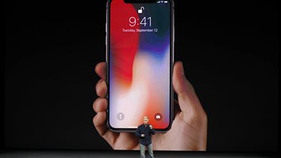 أبل تؤكد إمكانية شحن هاتف أي فون X خلال شهر فقط
