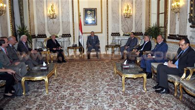 بالصور..محلب يستقبل وفد اللجنة الأمريكية اليهودية بحضور وزير الإسكان