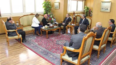 محافظ دمياط يناقش مع وفد البنك المتحد سبل دعم تصنيع الأثاث