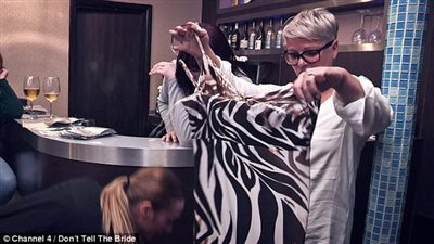 بالفيديو والصور.. عروس تضع ثعبانا حول رقبتها بطلب من عريسها