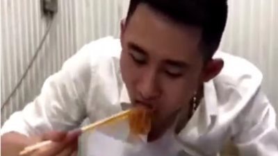 بالفيديو.. أسهل طريقة لتناول المكرونة الإسباجتي