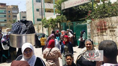 10 صور ترصد فرحة طلاب الثانوية في الشرقية بسهولة «الرياضيات»