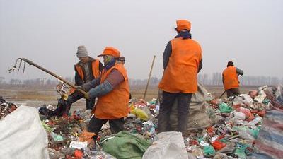 عمال النظافة ببنى سويف يضربون عن العمل ويطالبون بالتثبيت