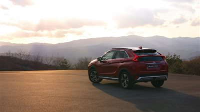 بالصور.. ميتسوبيشي تستغل كسوف الشمس في الدعاية