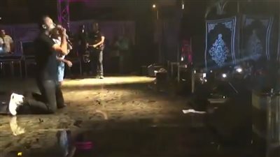 بالفيديو.. أحمد فهمي يشارك نجل محمد نور الغناء في حفل «BUE»