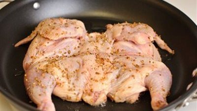 طريقة إعداد «دجاج التبكة بصوص الطماطم»