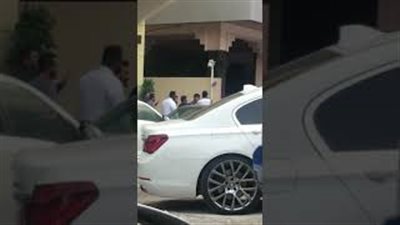 مشاجرة بين شخصين تتسبب في توقف حركة المرور بالبحرين (فيديو)