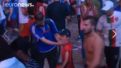 بالفيديو.. طفل برتغالي يبهر العالم بتصرفه مع مشجع فرنسي