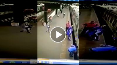 لحظة انزلاق امرأة أسفل قطار تحاول ركوبه (فيديو)
