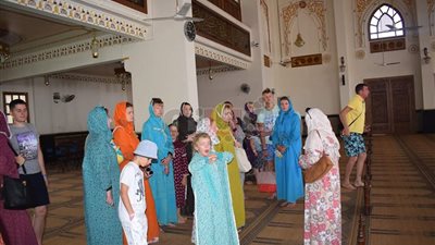 بالصور.. فوج سياحي بالإسدال والجلباب داخل جامع الميناء في الغردقة