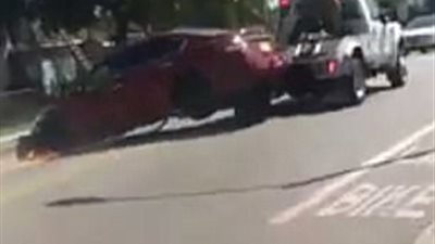 بالفيديو والصور.. رجل يحاول فصل سيارته عن شاحنة في مشهد مروع