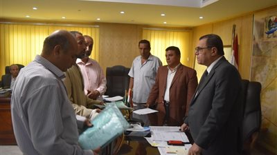 بالصور.. محافظ الفيوم يكلف بصرف معاش لأسرة تعول طفلين مريضين